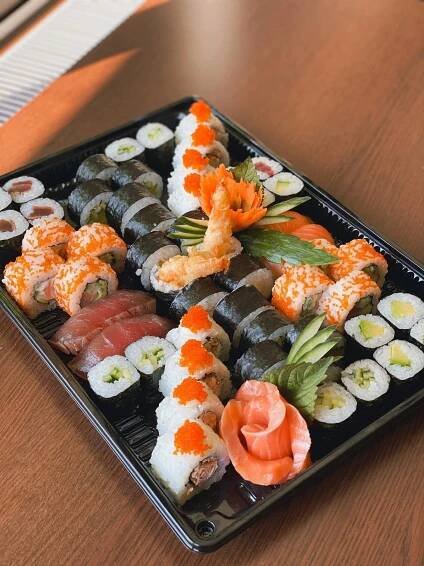 Sushi sety o 14–34 ks ve Vršovicích: maki i nigiri losos, krab a kreveta či vegetariánské rolky