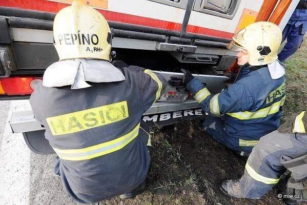 Silnici mezi Rumburkem a Studánkou ráno zablokovala nehoda kamionu | POŽÁRY.cz - ohnisko žhavých zpráv | hasiči aktuálně