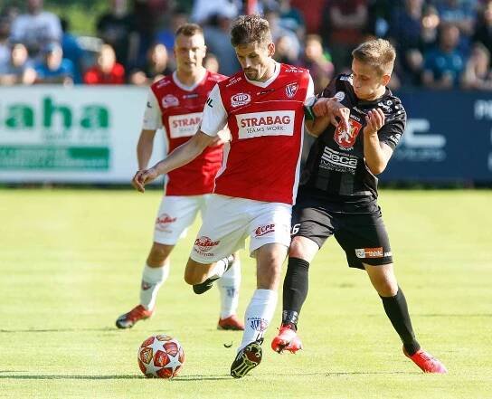 Utkání Fobalové národní ligy mezi FK Pardubice (ve červenobílém) a FC Hradec Králové (v černém) na hřišti pod Vinicí v Pardubicích.