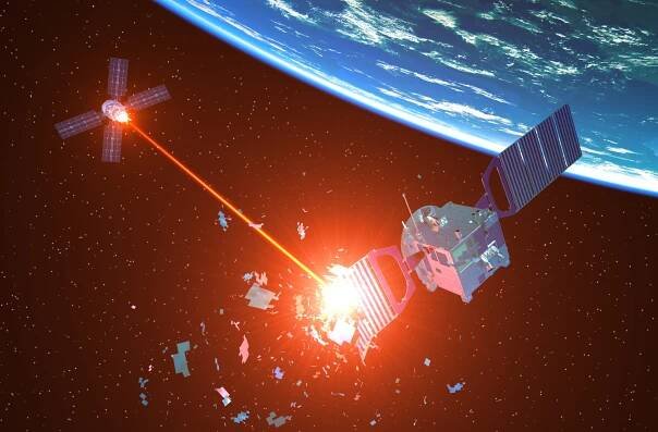Vojenská kosmická loď sestřelí nepřátelský satelit laserovým paprskem stock fotka