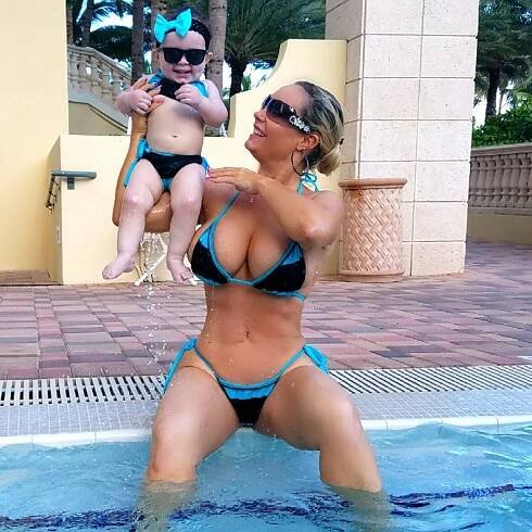 Vnadná Coco (37) už neukazuje jen své bujné poprsí, ale i roční dcerku Chanel, která je jejím oblíbeným doplňkem