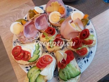 ᐉ Obložené chlebíčky s česnekovou pomazánkou - recepty.eu