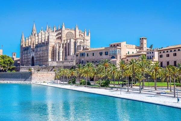 Na Mallorce se šíří nová mutace covidu-19. Turisté si ji z ostrova odvážejí domů
