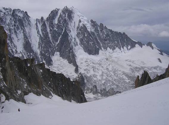 Sestup z vrcholu Aiguille d Argentiere (3901m) přes ledovec Argentiere , Masiv Mont Blanc, Alpy, Švýcarsko, Francie