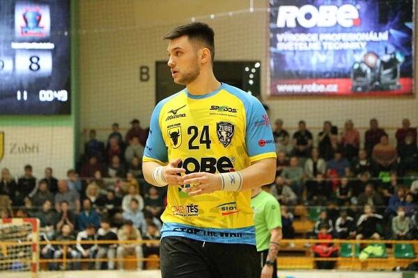 před pVe šlágru 21. kola extraligy porazili házenkáři Zubří (ve žlutém) úřadujícího mistra z Plzně vysoko 33:22 a před posledním kolem mají stále šanci posunout se na druhé místo tabulky.