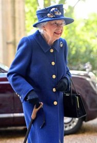 Královna Alžběta přijíždí do Westminsterského opatství v říjnu 2021