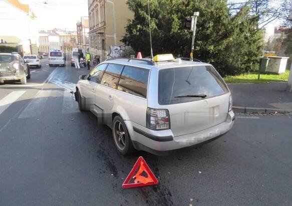 Cheb: Střet převozní sanitky s taxíkem. Policie hledá svědky