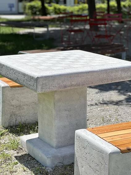 Na Malokarpatskom námestí pribudli nové šachové stolíky