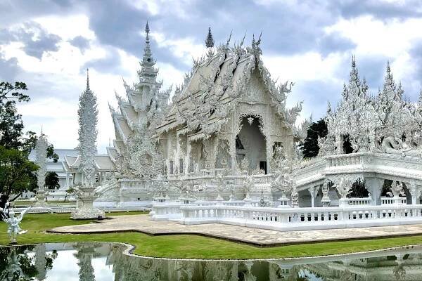 Stunning View of the Intricate White Temple (Wat Rong Khun) in Chiang Rai, Thailand