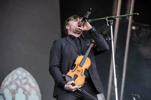 Tření den začalo být na Rock for People mnohem těsněji
