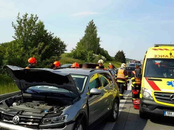Rodina se dvěma dětmi nedojela do cíle. Při nehodě čtyř aut se zranilo pět lidí