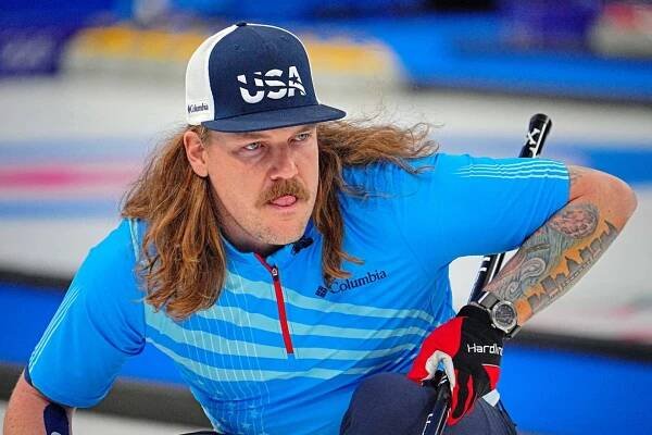 Curler Matt Hamilton pomáhá na olympiádě vybrat peníze na dobrou věc.