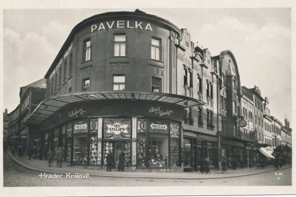 Obchod Old England,  Josef Pavelka,  30. léta 20. století | foto: Sbírka Muzea východních Čech