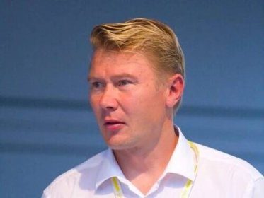 Legenda F1 Mika Häkkinen navštívil Slovensko. Kdo podle něj v tomto roce získá titul šampiona? - MotorGuru.cz