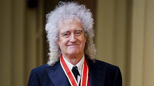 Sir Brian May pózuje poté, co byl králem Karlem III. pasován na rytíře (Buckinghamský palác, Londýn, 14. března 2023).