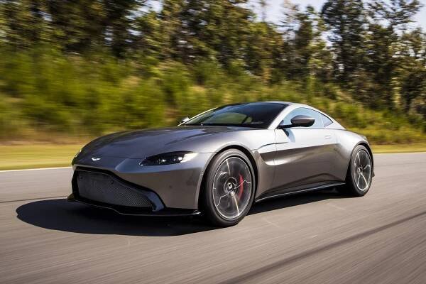 Nový Aston má motor z Mercedesu a zajímavou cenu