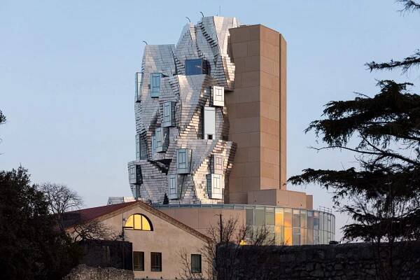 Věž Luma Arles, další dílo Franka Gehryho – Online magazín o bydlení – Bydlení je umění.cz