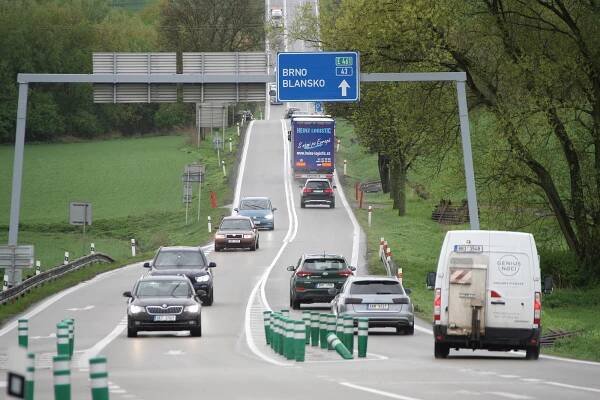 Nová křižovatka na I/43. Balisety u Sebranic nahradí kruhový objezd