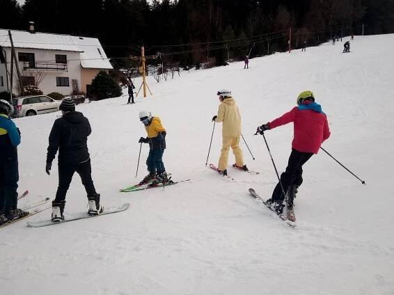 FOTO: Lyžaři na Jablonecku vyrazili do kopců, jezdí se i na malých sjezdovkách