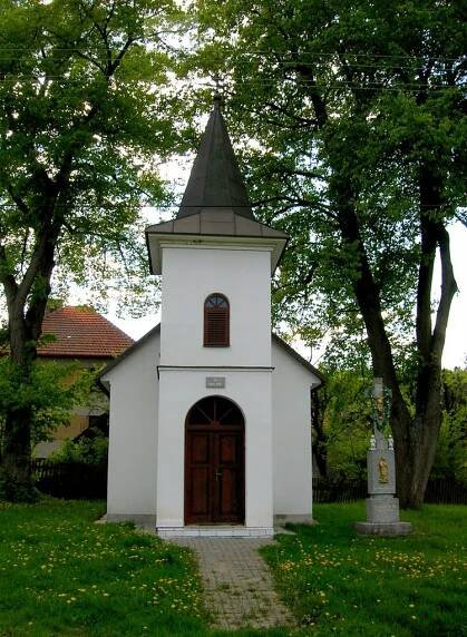 Kochavec, kaple z roku 1910, kříž z roku 1960 - chapel, AD 1910
