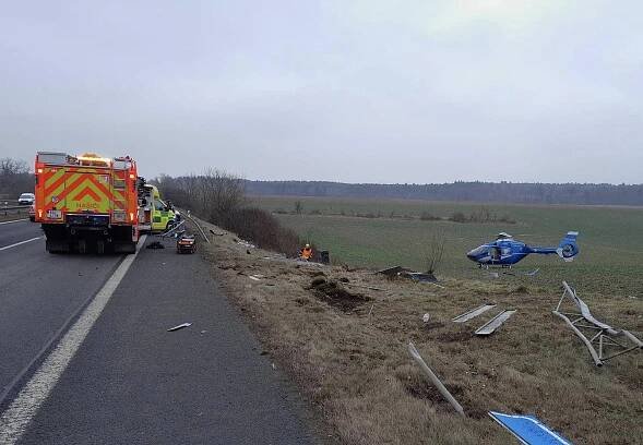 Nehoda na D10 omezila provoz. Auto skončilo mimo silnici, zasahoval vrtulník