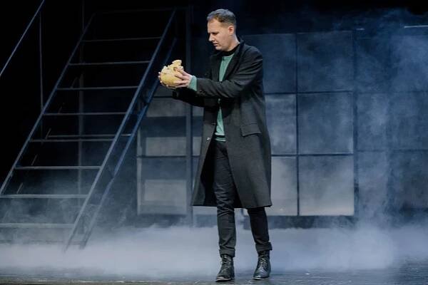 William Shakespeare: HAMLET