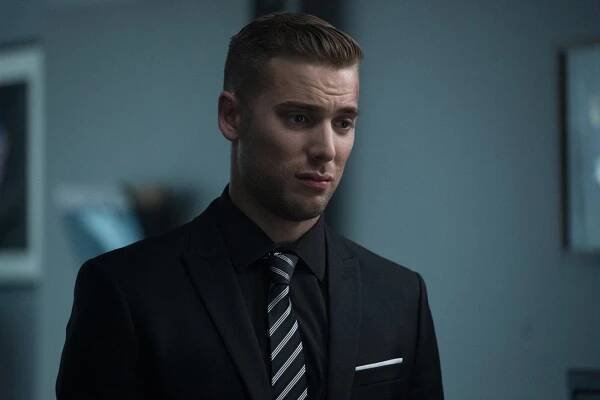 Dirk Gently's Holistic Detective Agency - Two Sane Guys Doing Normal Things - Z filmu - Dustin Milligan