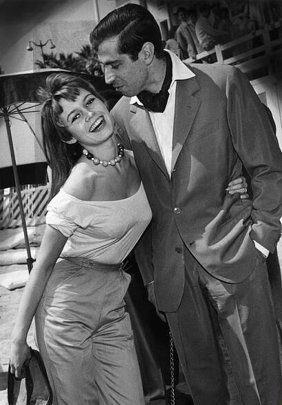 První láskou a manželem Brigitte Bardot byl režisér Roger Vadim, který z ní udělal filmovou hvězdu. Ač se po dvou letech rozvedli, spolupracovat spolu nepřestali. Společně stáli i za hereččiným nejslavnějším filmem ...a Bůh stvořil ženu.