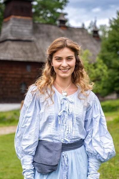 FOTO: Hlavní ženskou roli ztvárnila slovenská herečka Viktórie Jurištová. – stránka 13