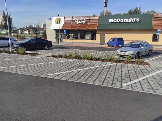 McDonald's, Jindřichův Hradec - ECORASTER.cz | zatravňovací a drenážní dlažba