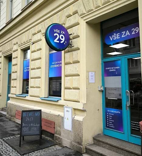V Hradci se otevřel obchod budoucnosti – umělá inteligence automaticky upozorní na prázdný regál, naplánuje zásobování nebo zařídí úklid