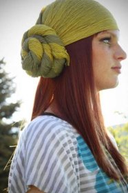 Galerie: 10 trendy tipů, jak si uvázat šátek na hlavě | Marianne.cz