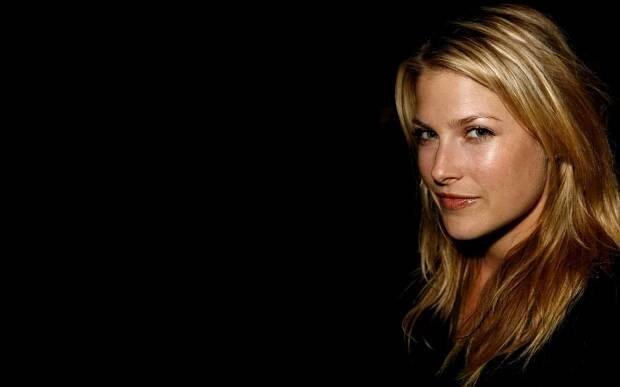 Actress Ali Larter looking beautiful at a red-carpet event Wallpaper