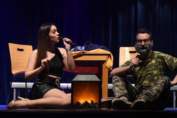 Imitátor Jablonský provede v Plzni mladou zpěvačku i diváky světem šoubyznysu