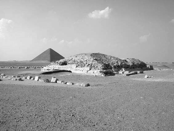 Pyramida má stranu dlouhou 188 m, v ka dosahuje 105 m. Její stûny, na rozdíl od stupàovit ch pyramid, které mûly sklon 72 78 stupàû, byly od poãátku stavûny se sklonem 55 stupàû.