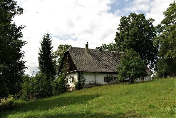 Půvabná ves Rampuše v podhůří Orlických hor má blízko k přírodě. Hlídá ji socha Rampepurdy | Střední Čechy