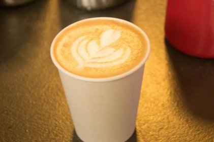 Vďaka latte art káva lahodí aj nášmu oku (Foto: Janka Grušková)