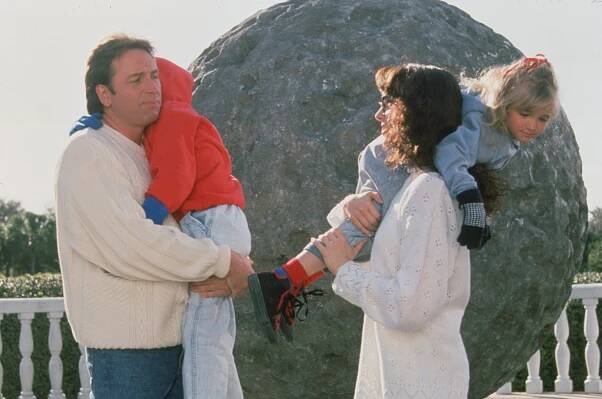 John Ritter, Amy Yasbeck, Ivyann Schwan - Ten kluk je postrach 2 - Z filmu