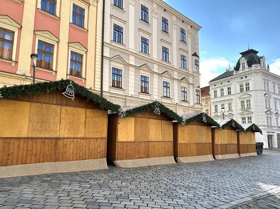 Vánoční trhy v Olomouci 2024 míří k otevření. S novou atrakcí i hrníčky