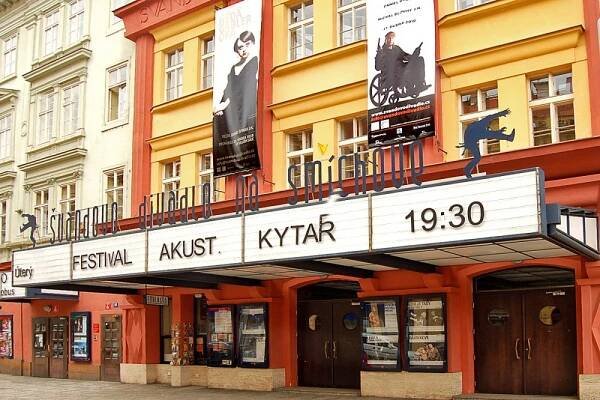 Švandovo divadlo začalo uvádět představení s titulky pro neslyšící