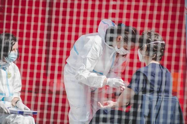 Počet úmrtí s covidem v ČR přesáhl 6000. Mírně ale ubylo hospitalizovaných
