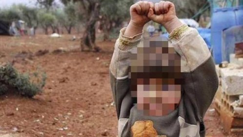 Syrská holčička si myslela, že ji chce muž svým fotoaparátem zastřelit. Vznikla silná fotografie, která dojala celý svět – eXtra.cz