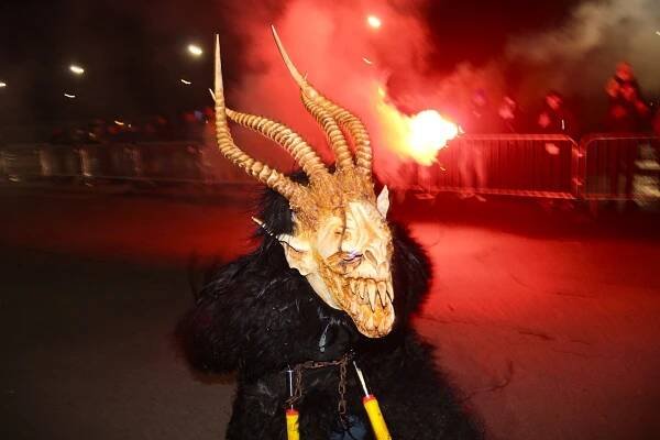 VIDEO: Do Ostravy dorazili děsiví Krampus čerti. Někdy se sápali i lidé na ně