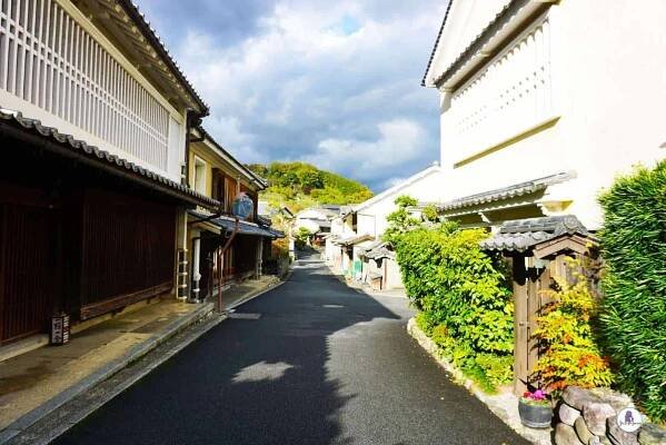 Street in Ozu - Take a trip down to Ozu City to discover another side of Japan. This small town located in Ehime Prefecture on Shikoku Island is a gem worth visiting.