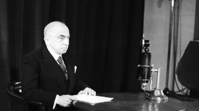 Prezident Emil Hácha před vánočním projevem v roce 1938