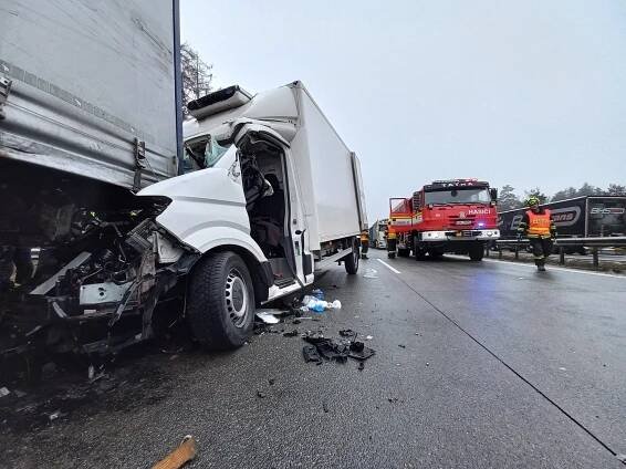 Po nehodě dodávky a náklaďáku stála dálnice D1, řidič je v kritickém stavu