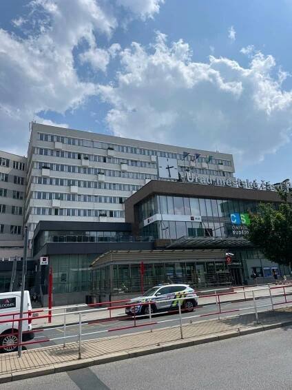 Žena (†43) se zřítila z 9. patra polikliniky v Praze! Na místě zemřela