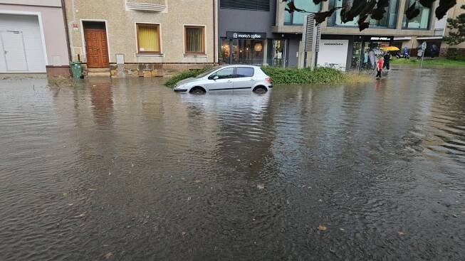 Boskovice vypláchla bouřka. V centru města uvízla auta v laguně.