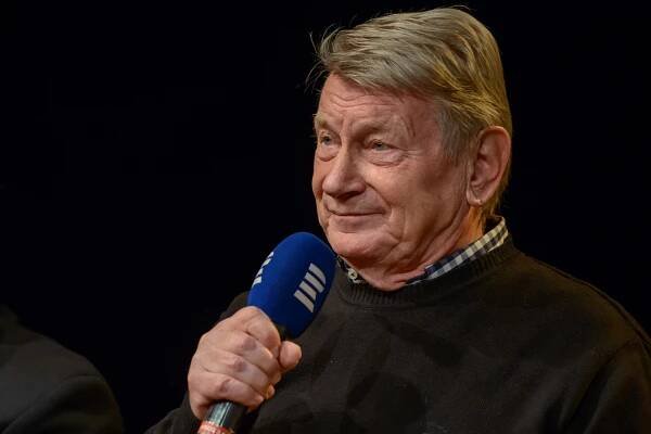 Josef Dvořák má u chalupy trávník jako z Wimbledonu. Zlobí ho... | Střední Čechy