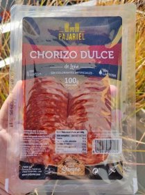 Na plátky nakrájené nepálivé chorizo ze španělského supermarketu